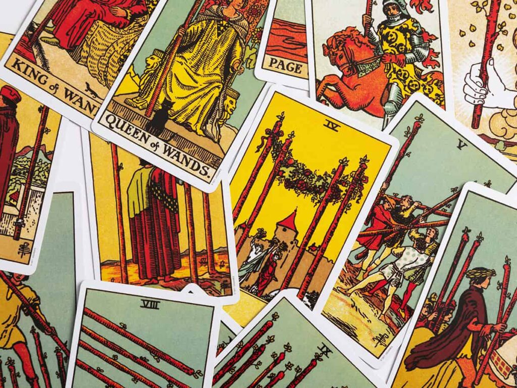 Çeşitli Katina falı kartları masaya yayılmış durumda. 'Queen of Wands' ve 'King of Wands' kartları öne çıkıyor.