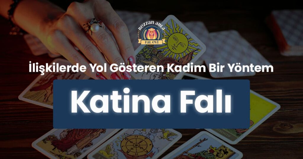 Katina falı kartları ile yapılan bir fal seansı. Bir el, Katina kartlarından birini tutuyor ve masada diğer kartlar yayılmış durumda. Görselin üzerinde katina falı yazıyor.