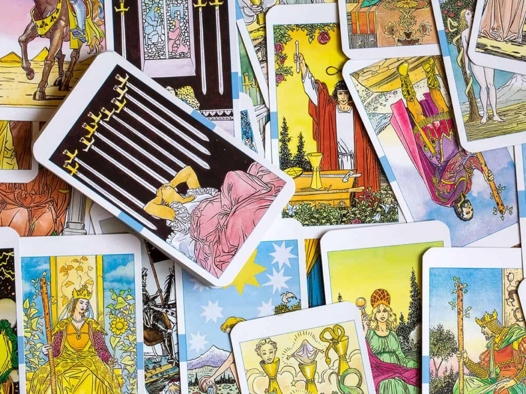 Bu fotoğrafta Tarot destesinde bulunan "Asılan Adam" kartı var. Kartta, bir kişi bir ayağından baş aşağı asılmış şekilde duruyor. Diğer bacağı ise dizden bükülmüş ve rahat bir pozisyonda duruyor. Ellerini sırtının arkasına koymuş, sanki bu durumdan rahatsız değilmiş gibi bir hali var. Bu kart, olaylara farklı bir açıdan bakmayı, sabırlı olmayı ve bazen fedakarlık yapmayı sembolize eder.